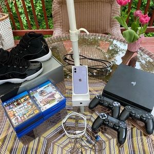‼️bundle‼️Jordan 11 Jubilee PS4 iPhone 11
